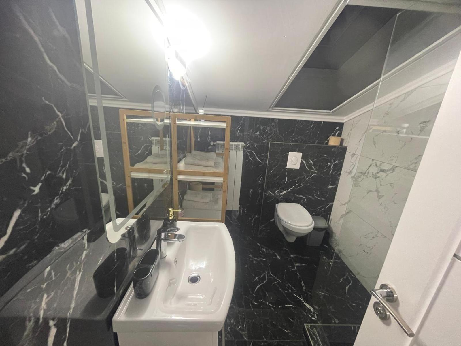 Apartament 2 Camere Tirgu Jiu Targu Jiu Ngoại thất bức ảnh